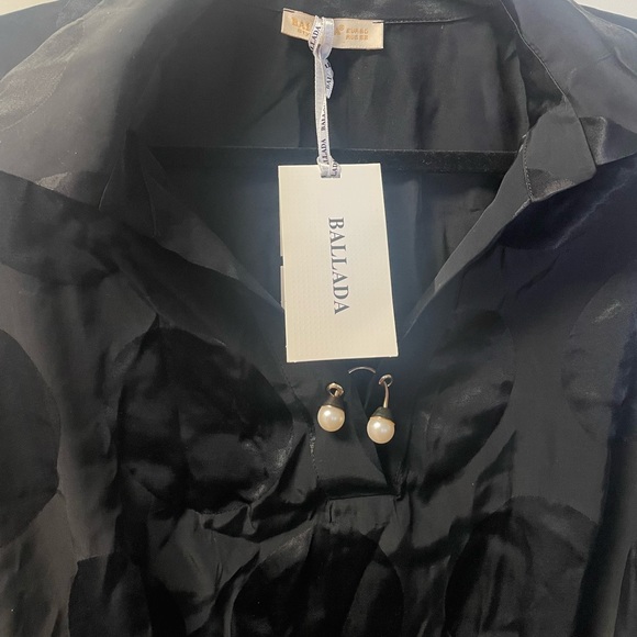 NWT European Couture:Gorgeous, Relaxed Fit Black Blouse w/ Unique Golden Details - Picture 5 of 10